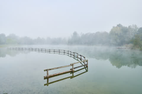 Gemeinde Marktl Landkreis Altötting Badesee Herbst Morgennebel (Dirschl Johann) Deutschland AÖ